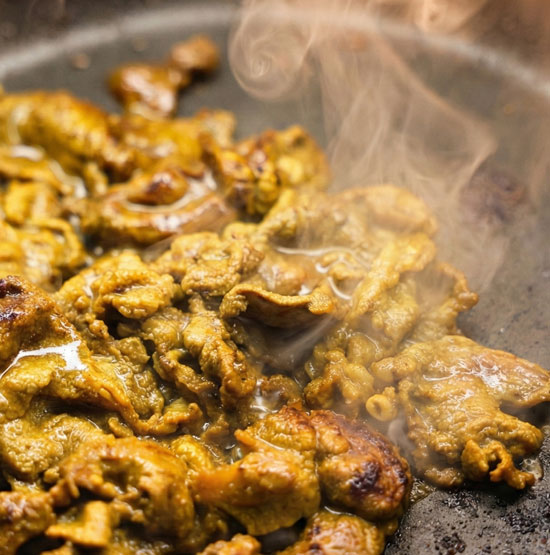 �����u�Ă��v�B�X�p�C�X���ł����A����𗧂�����B