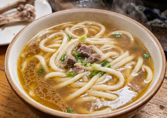 ���ɂ̈����Z�B1���N�̗��j���A���Ɖ������Ŗ��키�B